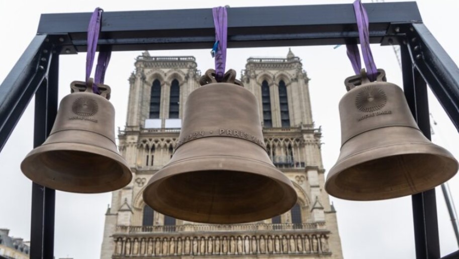Čuvena katedrala: Zvona Notr Dama zvonila 88 puta u znak sjećanja na papu Franju