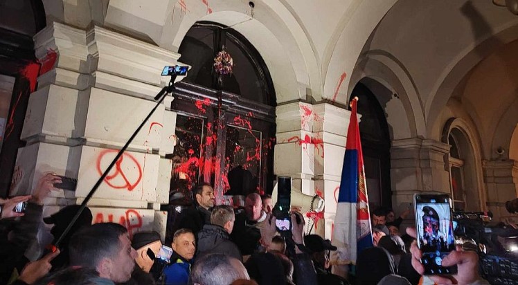Novi incidenti u Novom Sadu: Crvena farba, fekalije i razbijena stakla na vratima Gradske kuće VIDEO