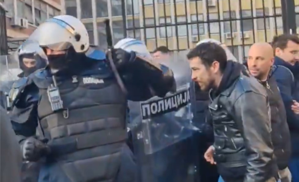 Tenzije u Novom Sadu: Katanac na ulazu suda, sukob opozicije i policije VIDEO