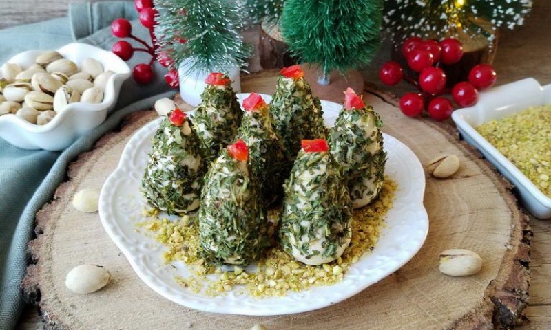 Novogodišnja atmosfera na stolu: Jelkice od sira i pistaća