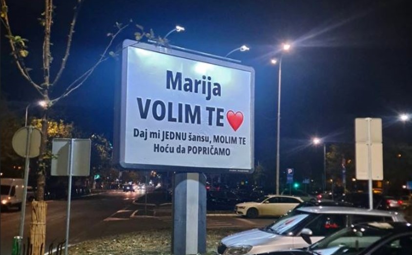 Poruka na bilbordu: Dečko uputio javno izvinjenje djevojci FOTO