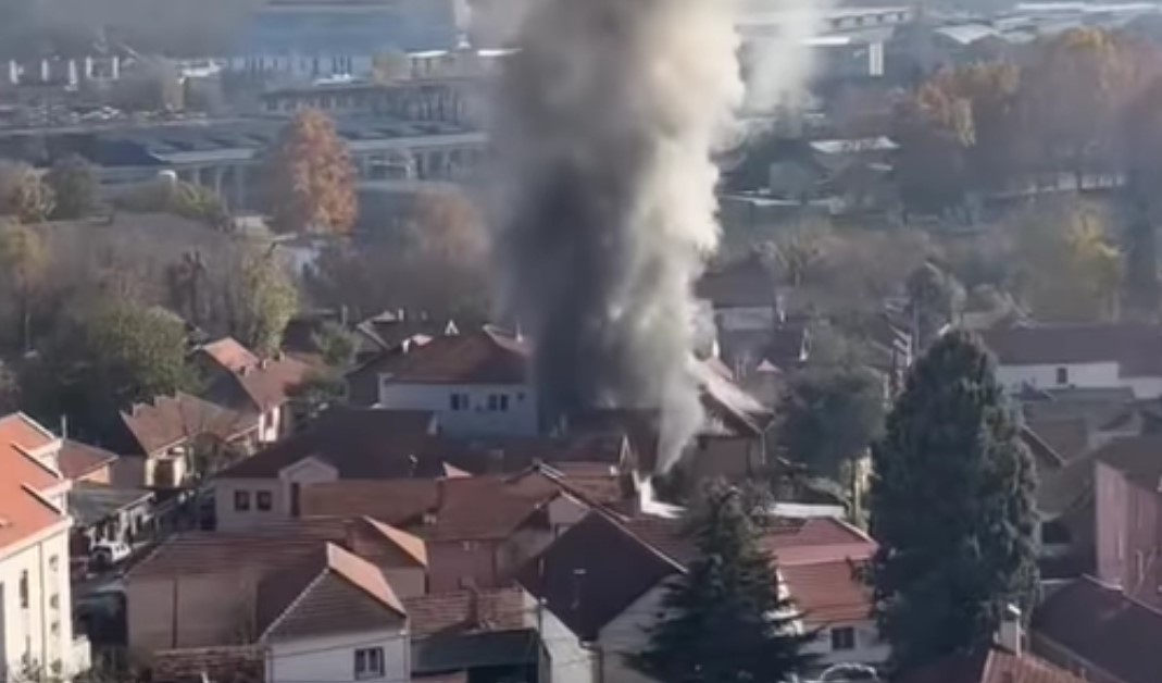 Srećom niko nije stradao: Zaboravila da isključi ringlu, pa izbio požar na tri kuće VIDEO