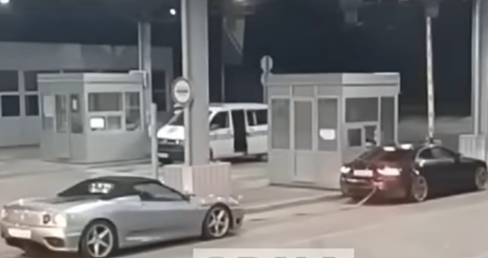 Neobičan prizor u BiH: Audi ”šlepa” Ferarija preko granice VIDEO