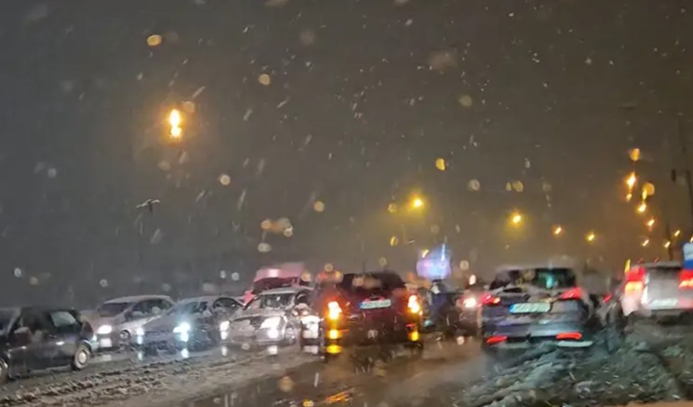 Snijeg napravio haos u Banjaluci: Mnogi “zaglavljeni” zbog ljetnih guma FOTO/VIDEO