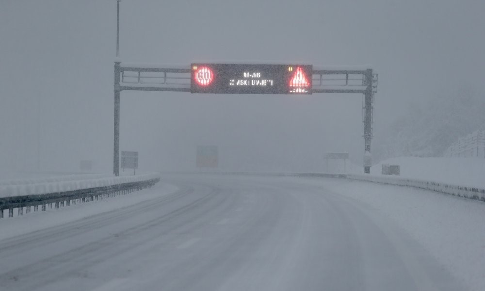 Vozači, oprez: Snijeg ponovo izazvao probleme u saobraćaju