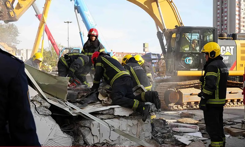 Vatrogasci plakali kao kiša na scene u Novom Sadu: Deka i pod ruševinama grlio svoje male unučice