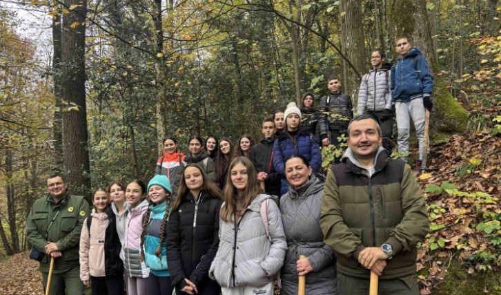 Vrijedni osnovci: Učenici OŠ “Ivo Andrić” posadili 100 borova na Banj Brdu