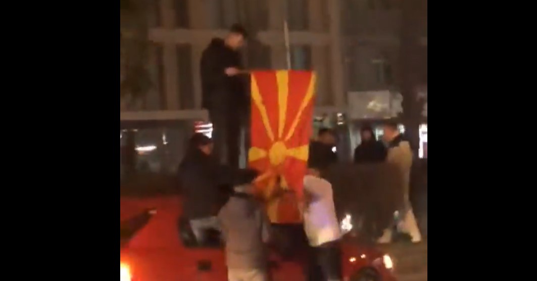 Mickoski o skrnavljenju makedonske zastave: Ovo predstavlja čin agresije VIDEO