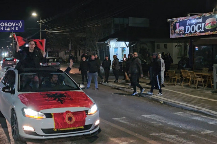 Incident na KiM: Albanci sa zastavama OVK “paradirali” Gračanicom, pokušali da skinu srpsku trobojku