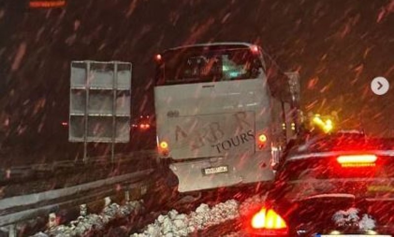 Snijeg napravio haos i na auto-putu: Autobus proklizao i zakucao se u bankinu