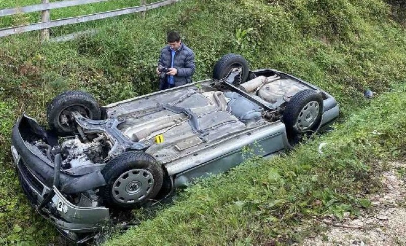 Hitno prebačen u UKC RS: Banjalučanin izgubio kontrolu nad “golfom” i sletio u kanal