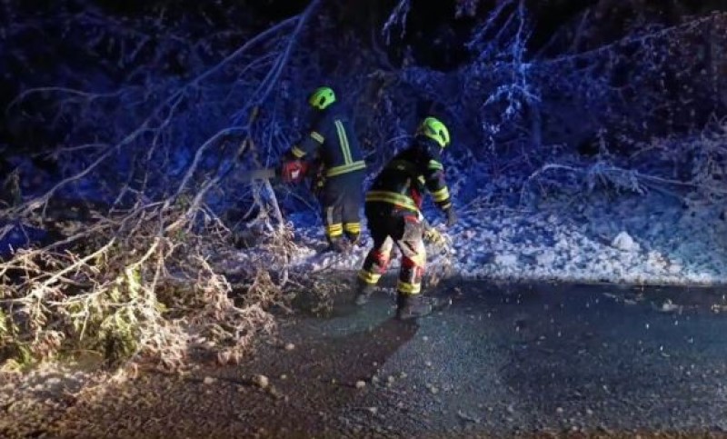 Padalo granje i drveće: Banjalučki vatrogasci zbog snijega imali pune ruke posla FOTO