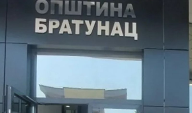 Drama u Bratuncu: Neregistrovan automobil parkirao na ulaz opštine, pa uhapšen