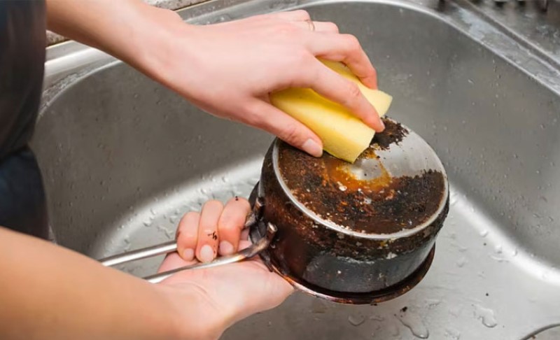 Jedan trik mijenja sve: Ovako ćete očistiti zagorjelu šerpu za 20 minuta