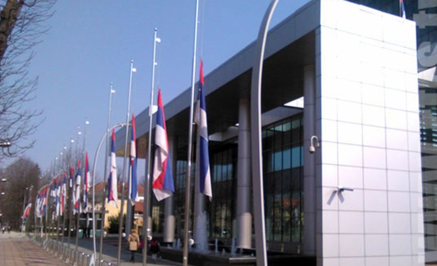 Zastave na pola koplja: Dan žalosti u Republici Srpskoj zbog stradanja građana u nesreći u Novom Sadu