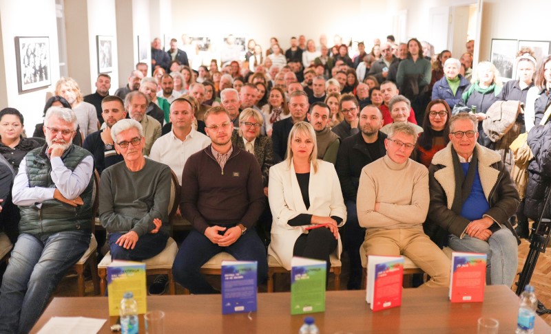 Kuća Milanovića ispunjena do posljednjeg mjesta: Sabrana djela Emira Kusturice u Banjaluci FOTO