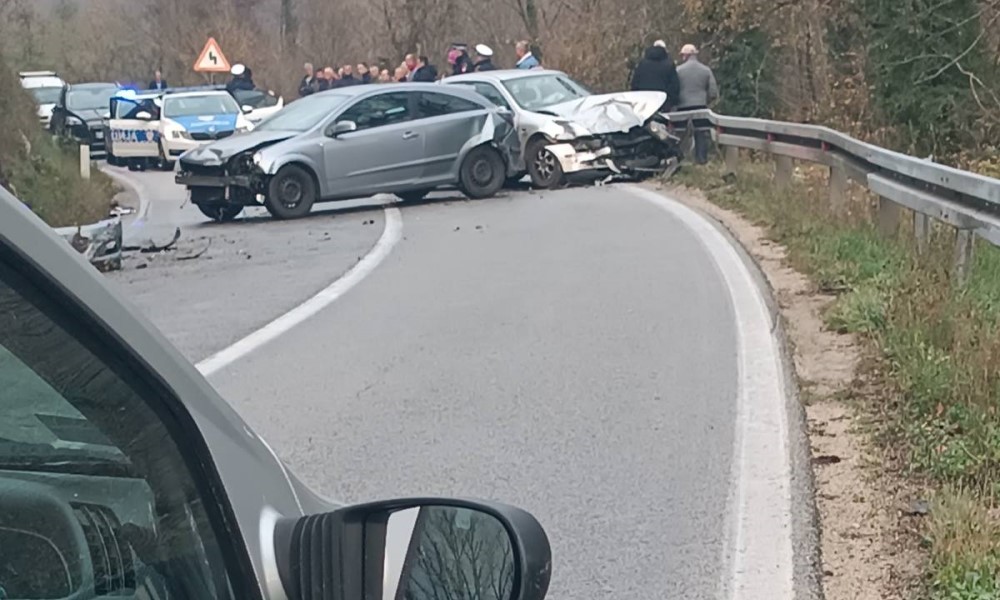 Detalji nesreće kod Banjaluke: Troje povrijeđenih u sudaru opela i seata