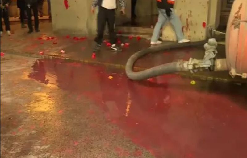 “Batut” upozorio na opasnost od širenja zaraza zbog ispuštanja fekalija ispred Gradske kuće u Novom Sadu