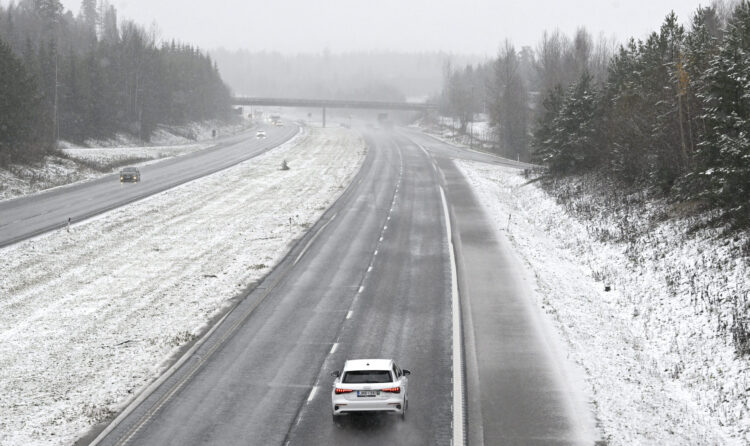 U Finskoj 67.000 ljudi ostalo bez struje, visina snježnog pokrivača 20 centimetara