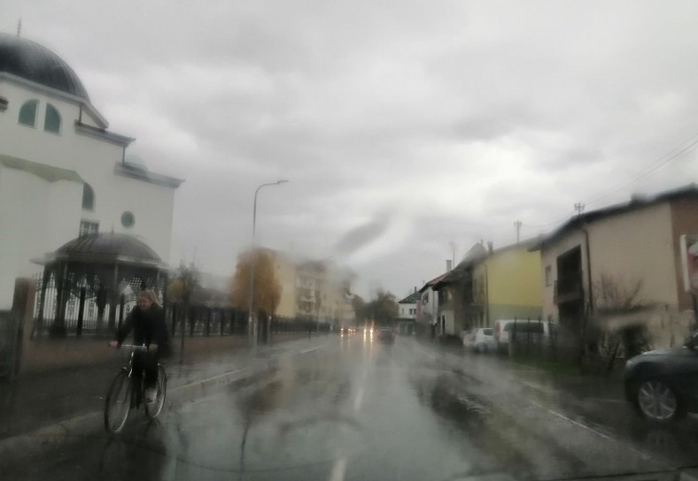 Gradišku zahvatio jak vjetar i kiša: Temperatura za sat vremena pala 10 stepeni VIDEO