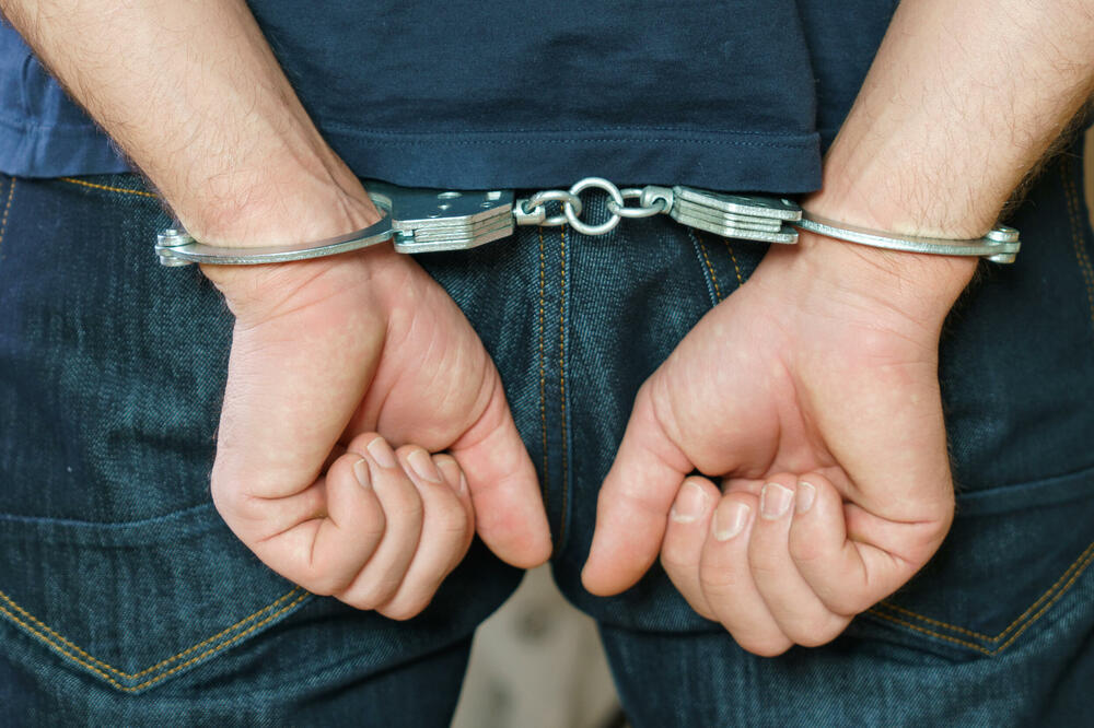 Akcija ”Šild”: Policajac uhapšen zbog odavanja službene tajne bjeguncu od pravosuđa