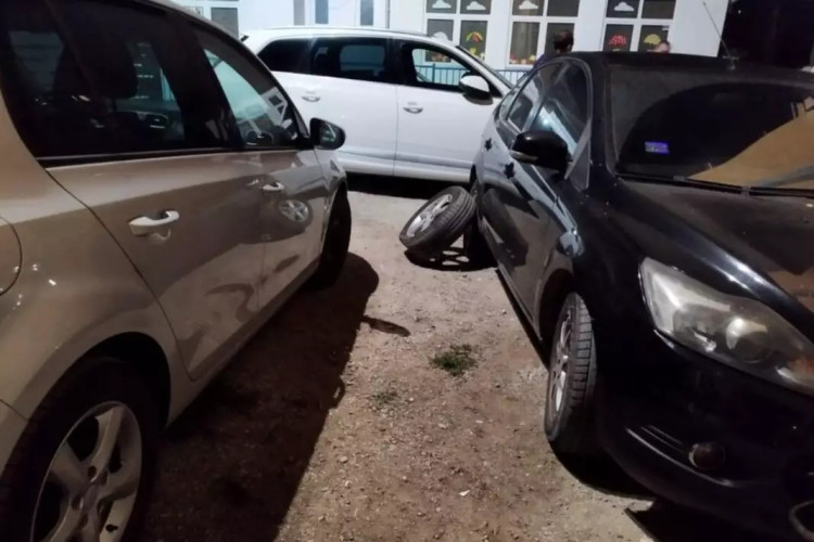 Izbušene gume na automobilima srpskih registracija u Kosovskoj Mitrovici: Uhapšene četiri osobe