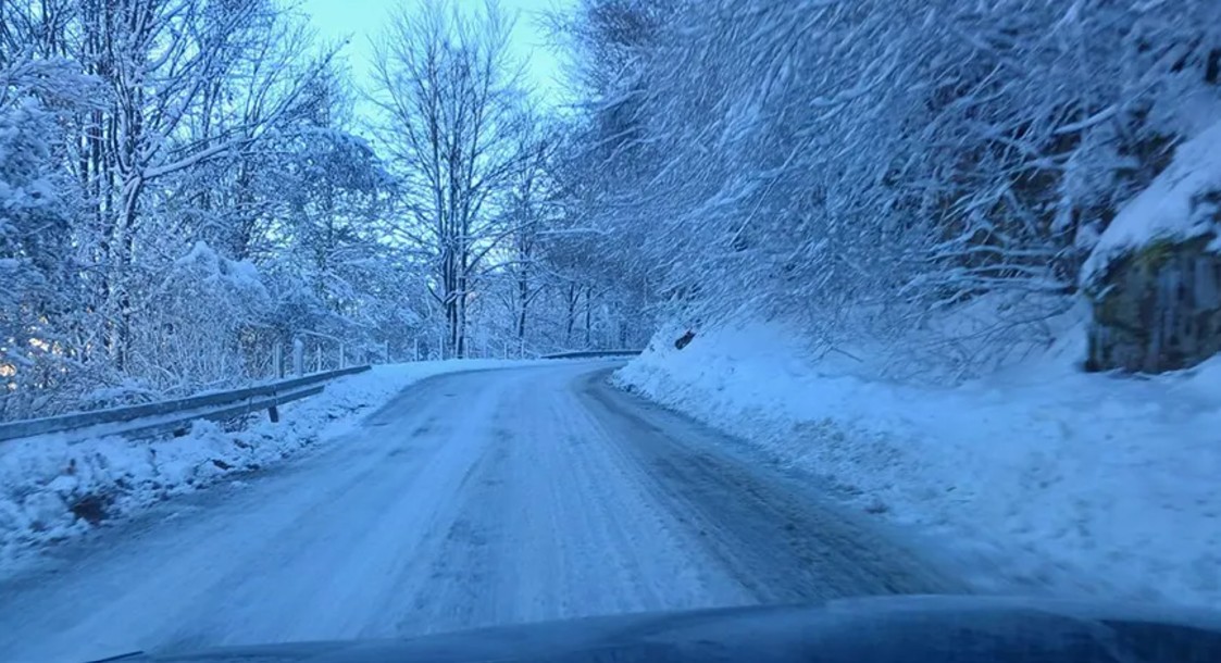 Upozorenje i pješacima i vozačima: Ceste poledile
