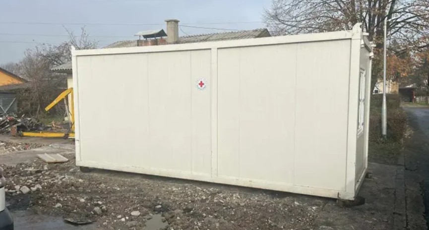 Vatra im “progutala” bukvalno sve: Porodici Isović iz Banjaluke isporučen stambeni kontejner