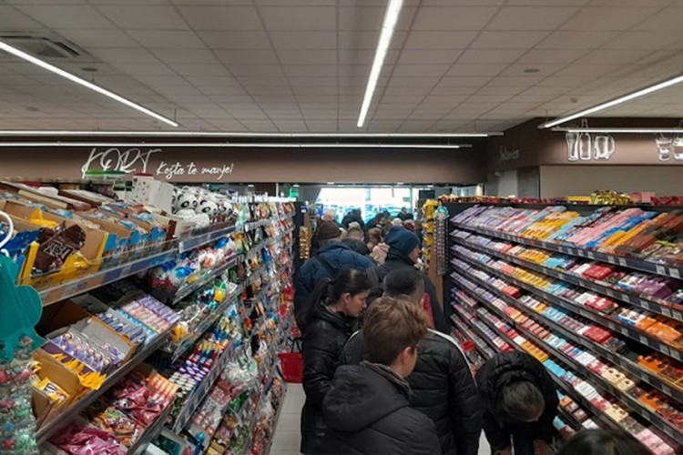 Neradna nedjelja: Sarajlije “okupirale” Lukavicu, trgovci imaju pune ruke posla FOTO