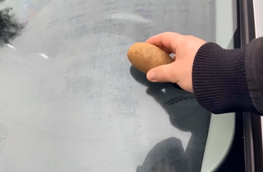 Trik sa krompirom je spas za zaštitu automobilskih stakala po kiši i mrazu VIDEO