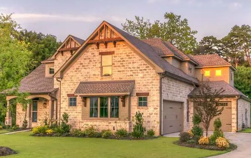 Pronašla golog muškarca ispod svoje kuće VIDEO