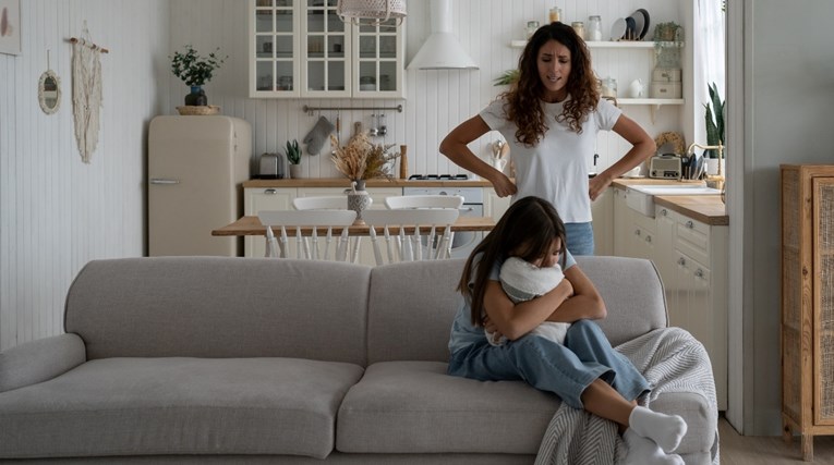 Mogu ih trajno udaljiti od sebe: Tri najštetnije fraze koje roditelji mogu govoriti djeci