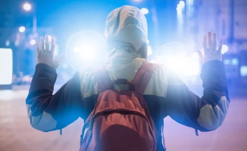 Uništavali klupe i privatnu imovinu: Maloljetnici u BiH privedeni po osnovu 14 krivičnih djela