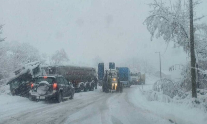 Teška situacija u okolini Banjaluke: Na Manjači kamion sletio s puta, saobraćaj obustavljen