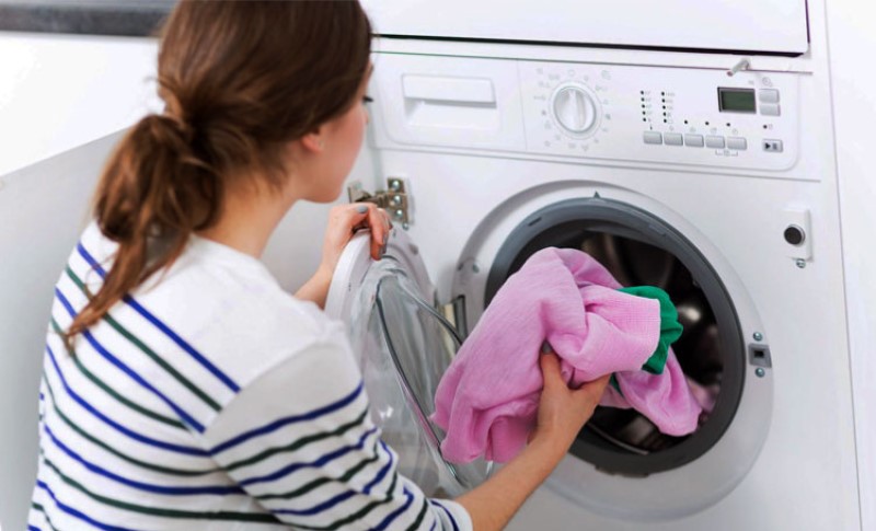 Ubacite vlažnu maramicu u mašinu za pranje veša: Krajnji rezultat će vas oduševiti