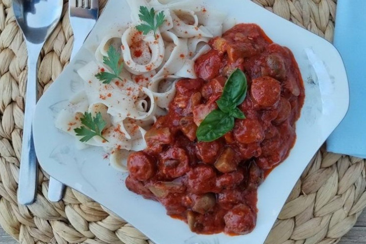 Recept dana: Kobasice sa šampinjonima u paradajz sosu