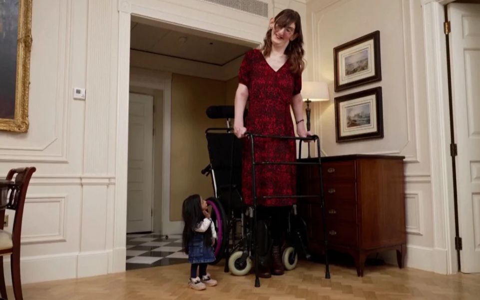 Najviša i najniža žena na svijetu sastale se na čaju FOTO