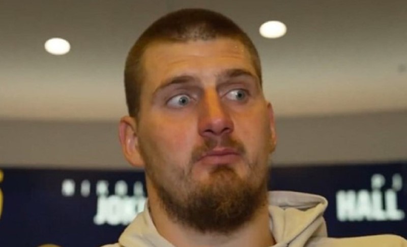 Hit na društvenim mrežama: Jokić umalo pao sa stolice, opsovao pa nastavio snimanje VIDEO