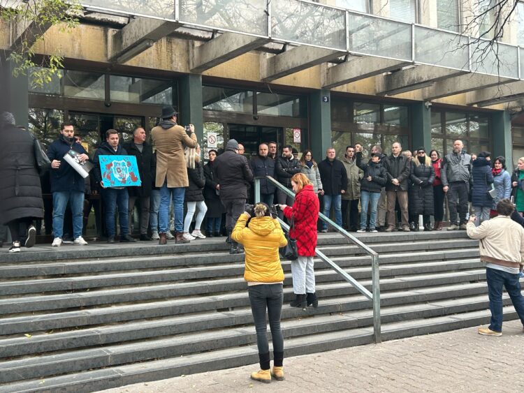 Protest u Novom Sadu: Blokirana zgrada Tužilaštva, interveniše policija