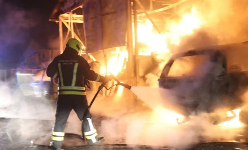 Novi detalji požara u Banjaluci: Izgorio stambeni objekat, povrijeđen vlasnik VIDEO/FOTO