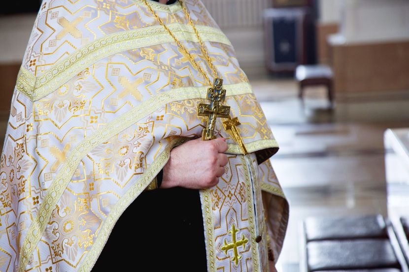 Boli do kosti! Sveštenik Aleksandar se odrekao sina kada je promijenio vjeru – majci srce prepuklo