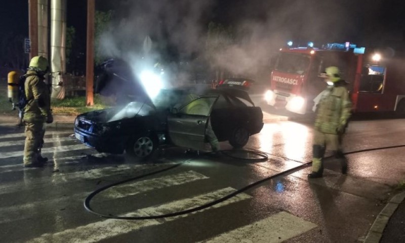 Buktinja nasred ulice: Zapalio se automobil tokom vožnje u Prijedoru VIDEO
