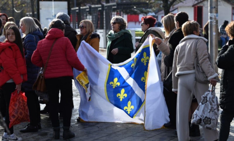 Proslava ili nepotrebna provokacija: Bivša zastava BiH u strogom centru Banjaluke VIDEO