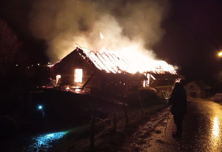Veliki požar u Ribniku: Vatru gasili i banjalučki vatrogasci VIDEO
