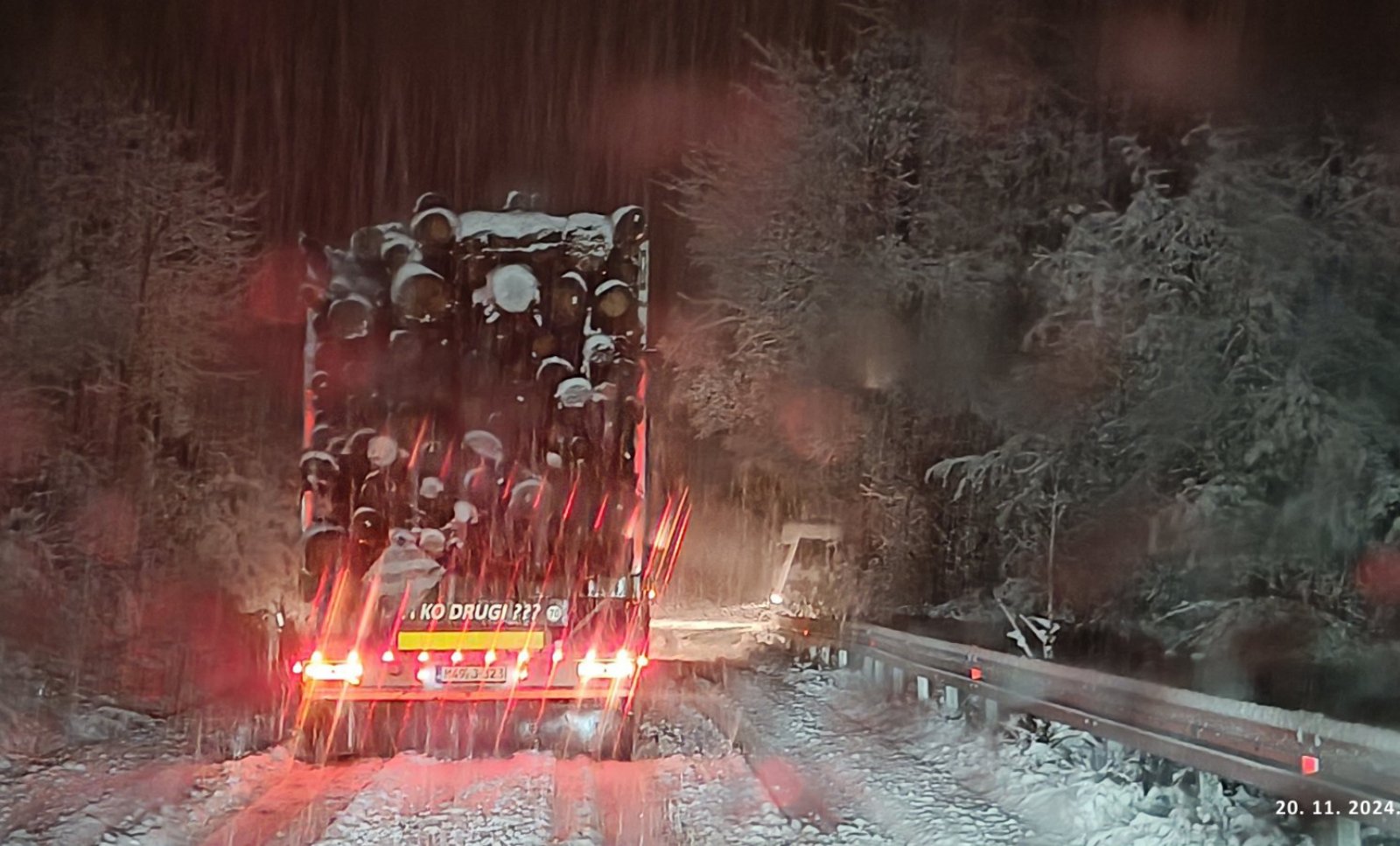 Snijeg stvara probleme: Otežan saobraćaj na više dionica