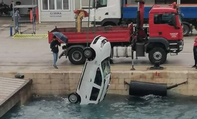 Kakvu su ludu sreću imali! Usred splitske luke automobil upao u more i potonuo