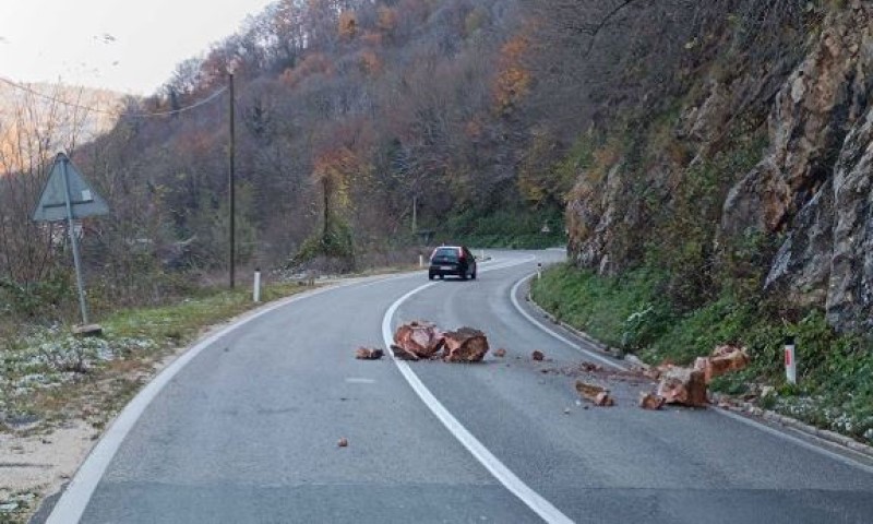 Vozači, otvorite “četvoro očiju”: Stijene se obrušile na put Banjaluka – Mrkonjić Grad