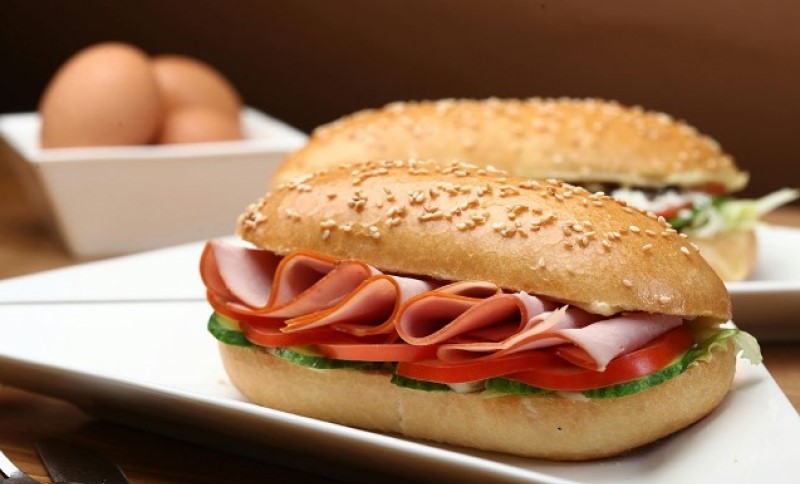 U bolnici 15 učenika srednje škole: Otrovali se sendvičima iz kioska brze hrane