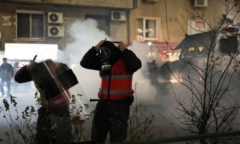 Noka dva puta ošamario policajca! Vodeni topovi i suzavac na protestu opozicije