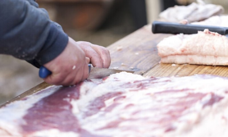 Svinjokolj traje, mesari zakukali: Trgovine nam pomrsile račune FOTO